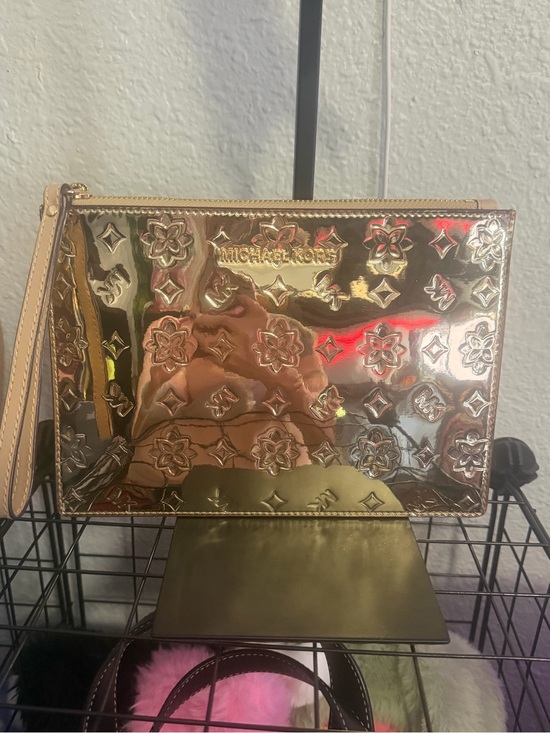 Michael Kors Handbags - Michael Kors Jet Set Large Wristlet Pale Gold Mirror Metallic Logo Clutch